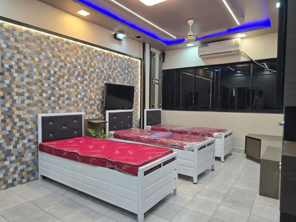 GIRLS Paying Guest Available