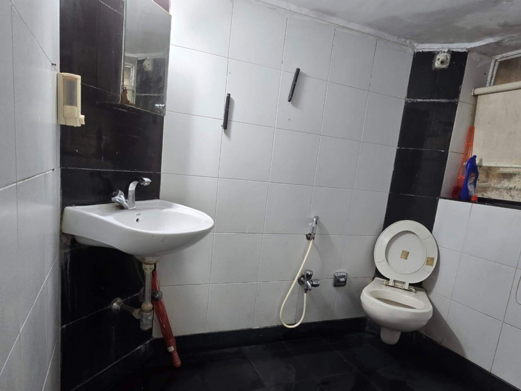 GIRLS Paying Guest Available in Nav Prabhat Vile Parle East.