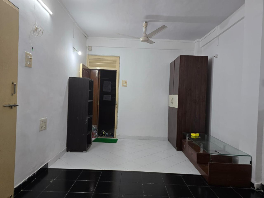 GIRLS Paying Guest Available in Nav Prabhat Vile Parle East.